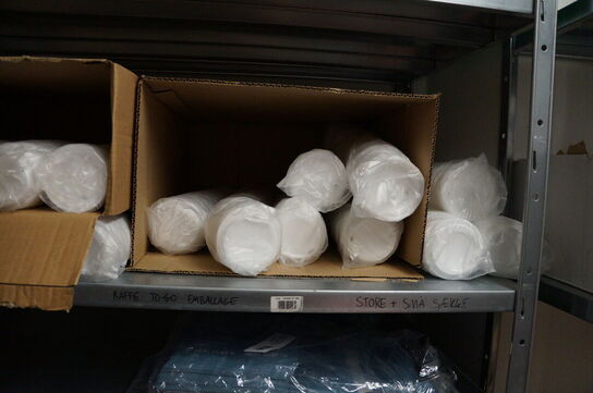 2 stk. reoler med indhold