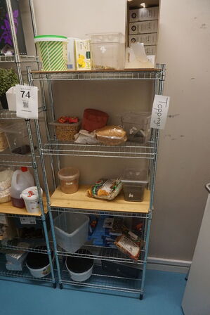 2 stk. reoler med indhold  