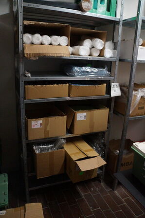 2 stk. reoler med indhold