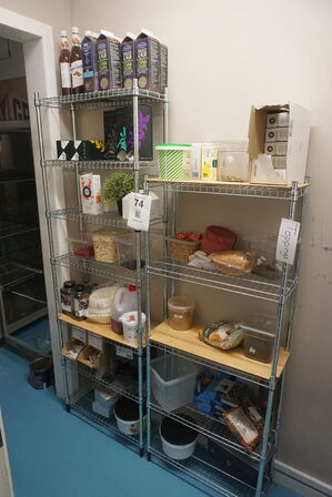 2 stk. reoler med indhold  