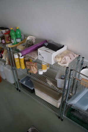 6 stk. reoler med indhold