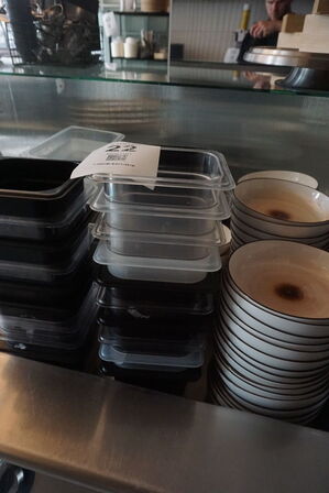 Parti tallerkner, cambrobakker, m.v.  