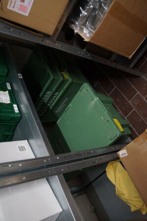 2 stk. reoler med indhold