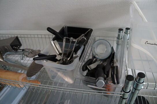 6 stk. reoler med indhold