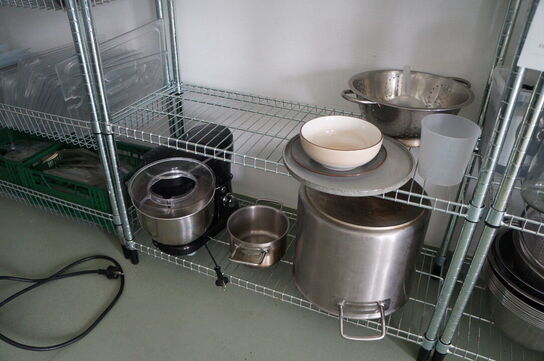 6 stk. reoler med indhold