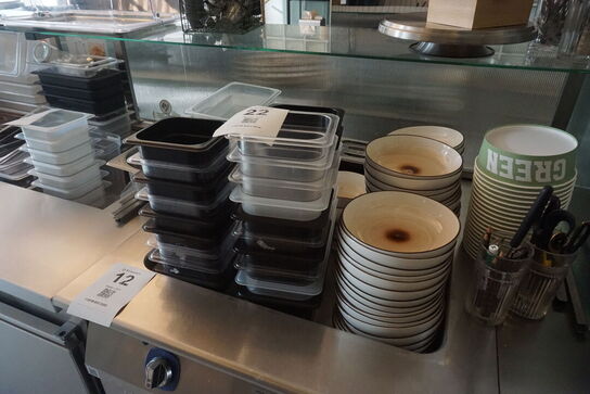 Parti tallerkner, cambrobakker, m.v.  