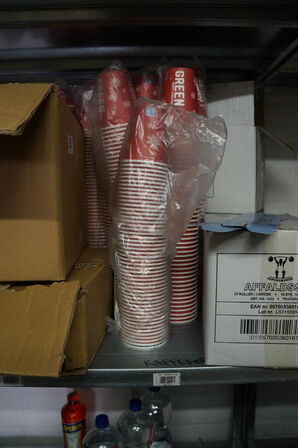 2 stk. reoler med indhold