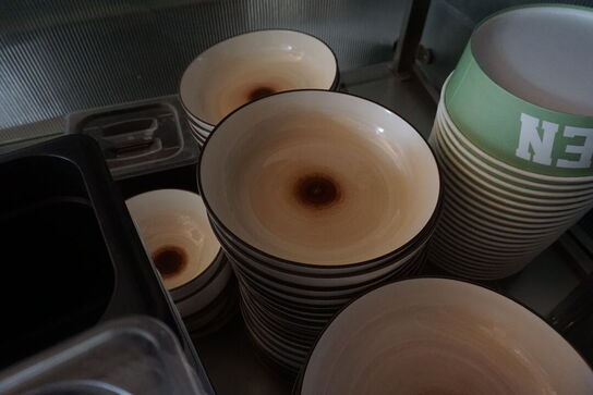 Parti tallerkner, cambrobakker, m.v.  