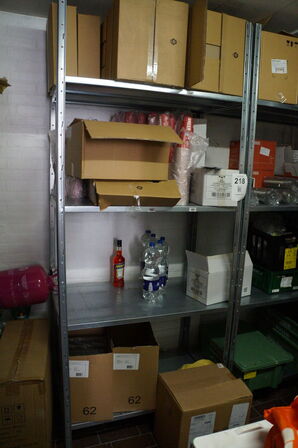 2 stk. reoler med indhold