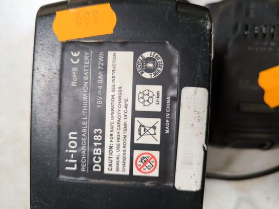 Lader & 2 stk. batterier til MICHANN rørskærer