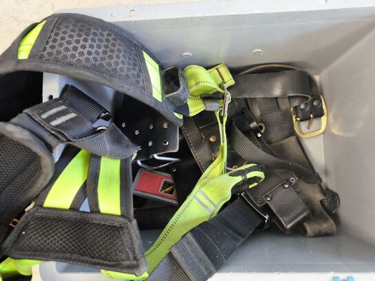 Kasse m. sikringsgrej samt div.