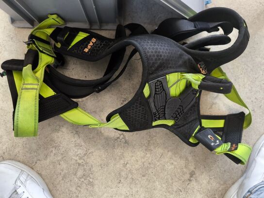 Kasse m. sikringsgrej samt div.