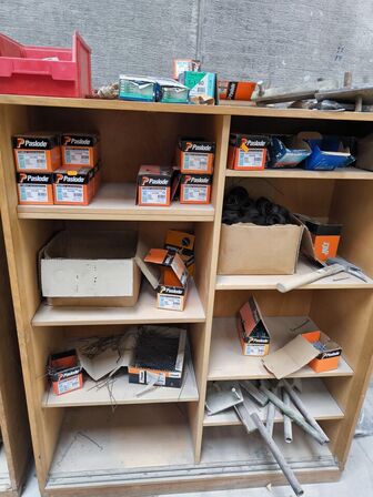 Indhold begge reoler (PASLODE søm m.v.)