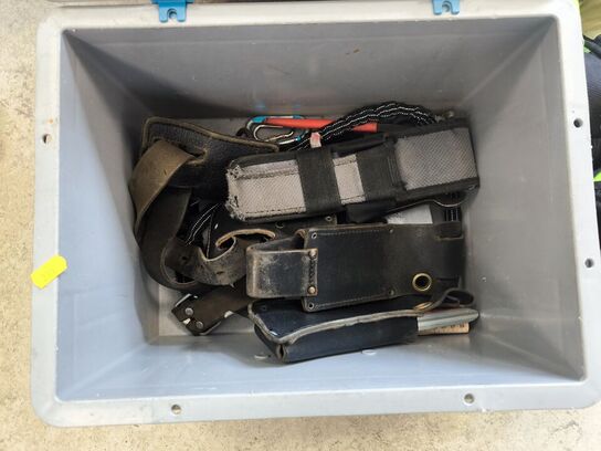 Kasse m. sikringsgrej samt div.