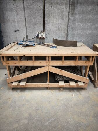 3 stk. arbejdsborde i træ inkl. indhold