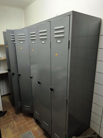 2 stk. omklædningsskaber (2x3) grå