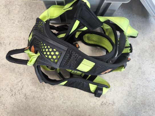 Kasse m. sikringsgrej samt div.