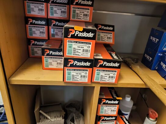 Indhold på reol (PASLODE stifter m.v.) samt hammer, målepind m.m.