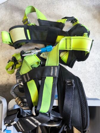 Kasse m. sikringsgrej samt div.