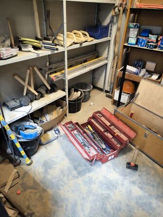 "Tøm rummet" - stålreoler medfølger