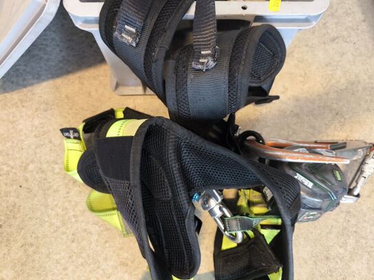 Kasse m. sikringsgrej samt div.