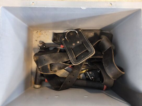 Kasse m. sikringsgrej samt div.