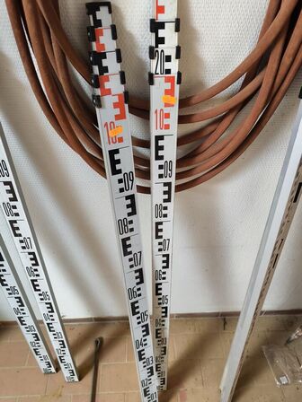 2 stk. teleskop stadier/målepinde