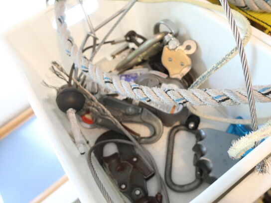 Div. sikringsgrej, faldblokke m.v. inkl. stativ