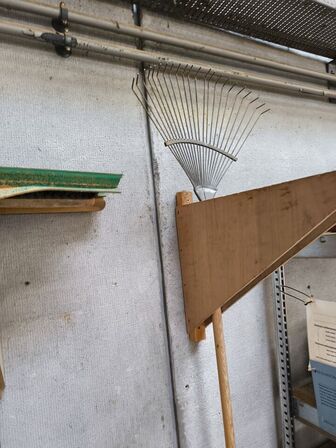 Håndstampere, spader, koste m.v.