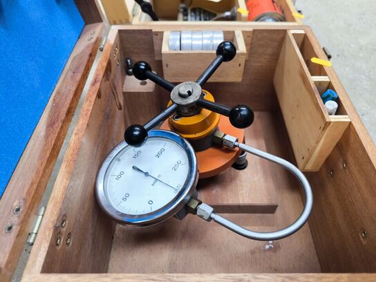 Ukendt apparat, måler i dekanewton