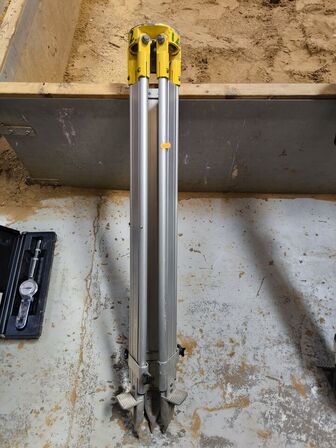 Stativ til nivelleringsapparat