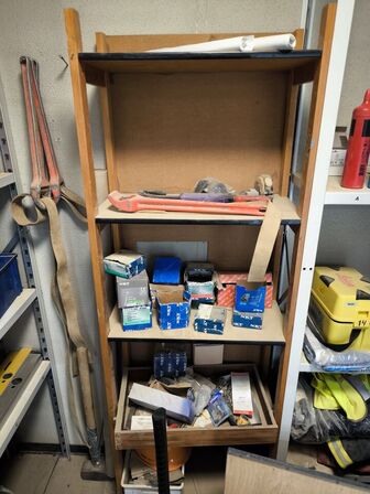 "Tøm rummet" - stålreoler medfølger