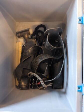 2 kasser m. sikringsgrej samt div.