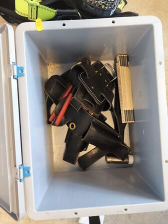 Kasse m. sikringsgrej samt div.