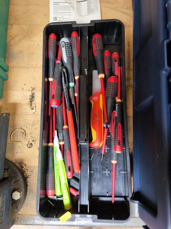 Værktøjskasse inkl. ubrugte elektriker skruetrækkere m.v. (se billeder)