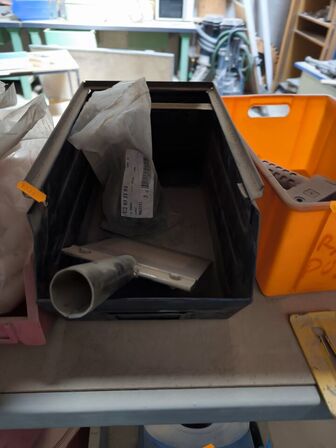 Indhold på reol (venstre fag)