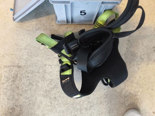 Kasse m. sikringsgrej samt div.