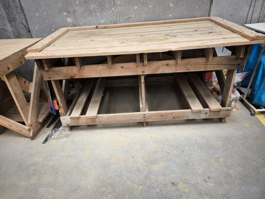 3 stk. arbejdsborde i træ inkl. indhold