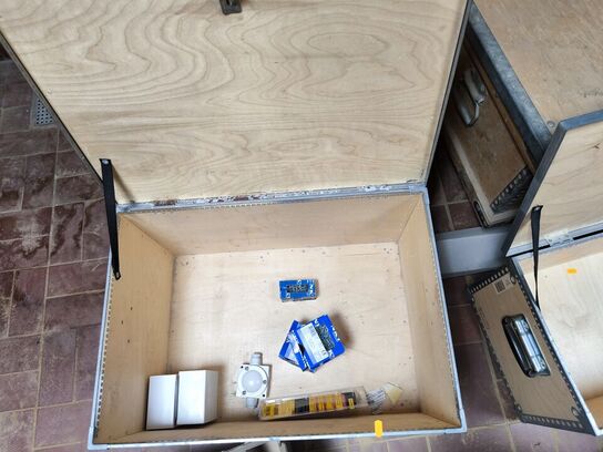 4 stk. værktøjskasser i finér inkl. indhold