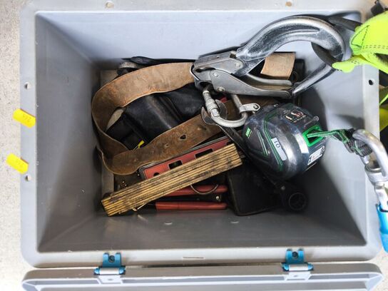 Kasse m. sikringsgrej samt div.