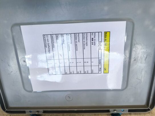 Kasse m. sikringsgrej samt div.