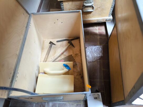 4 stk. værktøjskasser i finér inkl. indhold