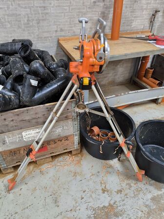 Elektrisk rørskærer MICHANN 110 på stativ, inkl. batteri