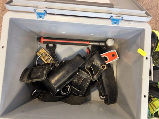 Kasse m. sikringsgrej samt div.