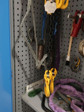 Stålskab på hjul inkl. indhold (løftegrej)