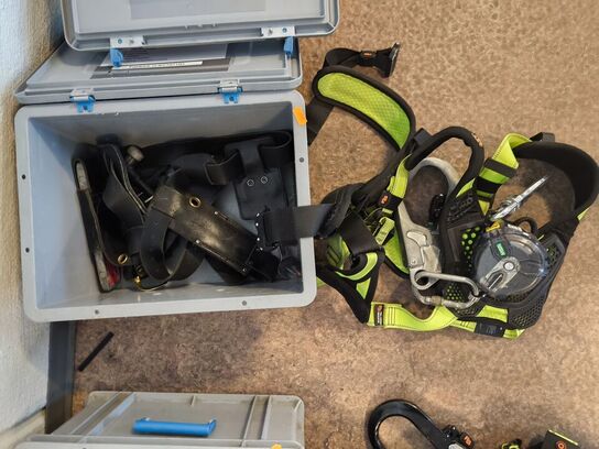 Kasse m. sikringsgrej samt div.