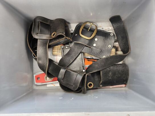 Kasse m. sikringsgrej samt div.