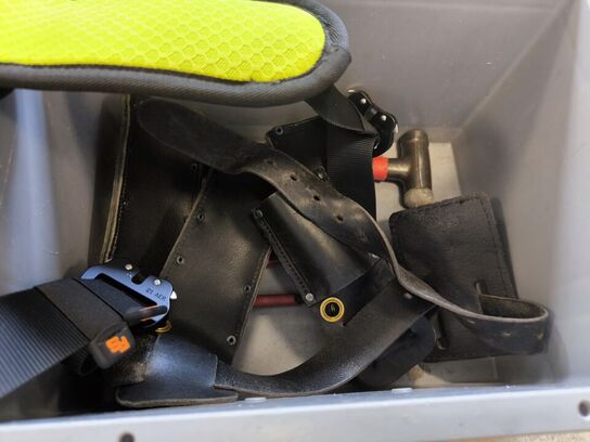 Kasse m. sikringsgrej samt div.