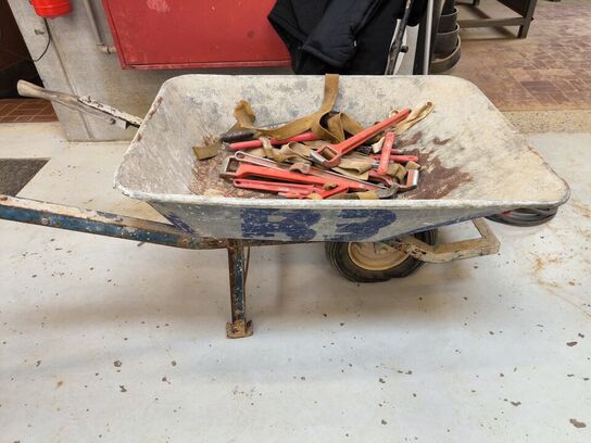 Div. rørspændere m.v. inkl. trillebøre