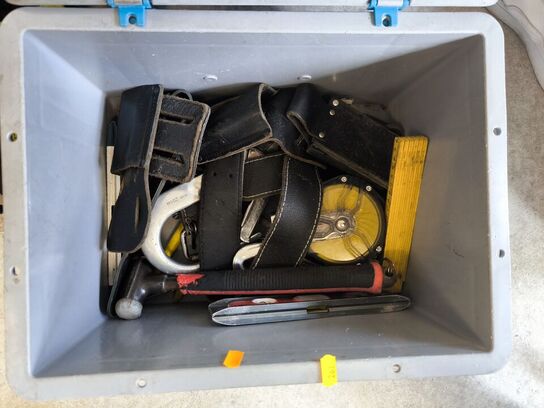 Kasse m. sikringsgrej samt div.